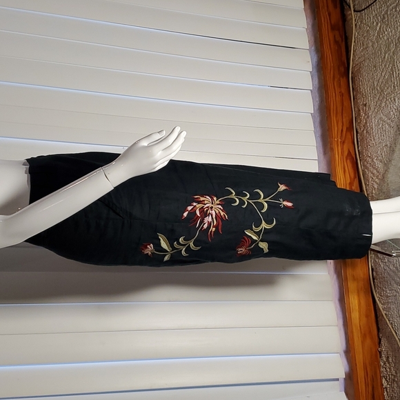 TSD Pants - Linen Capri with embroidery